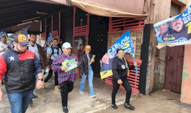 Em Ponta Porã, Carlos Bernardo conversa com trabalhadores e comerciantes no centro